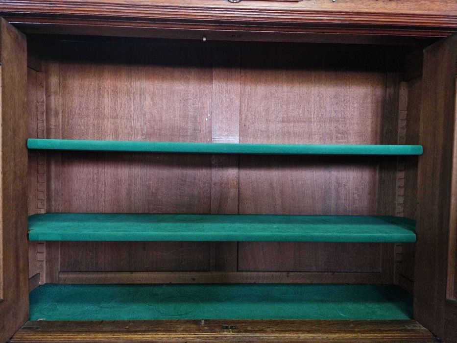 Ръчно резбован дъбов бюфет в стил Неоренесанс, налични два броя