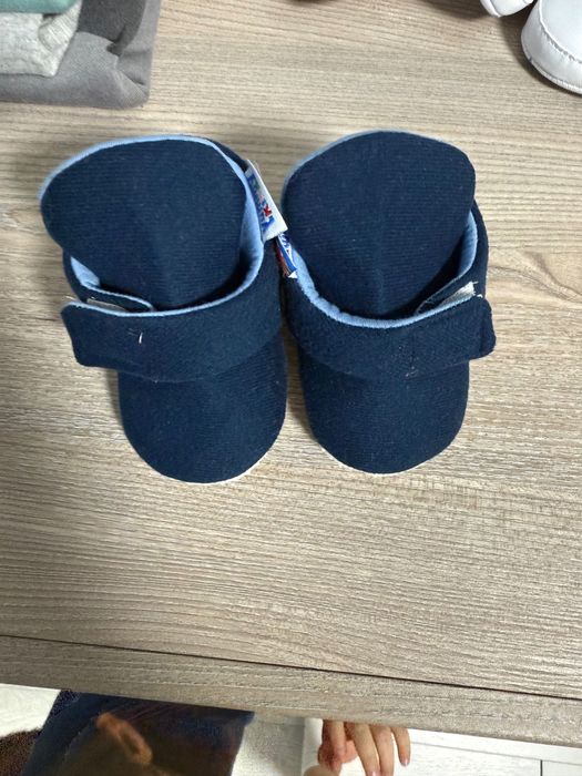 ПОДАРЯВАМ чисто нови бебешки обувки