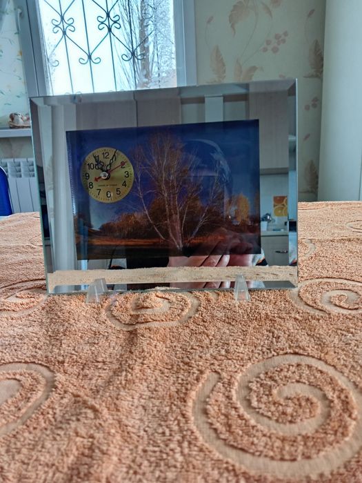 Настольные часы в зеркале