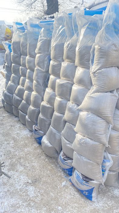 В мешках, отсев, песок, цемент, глина, щебень, сникерс!