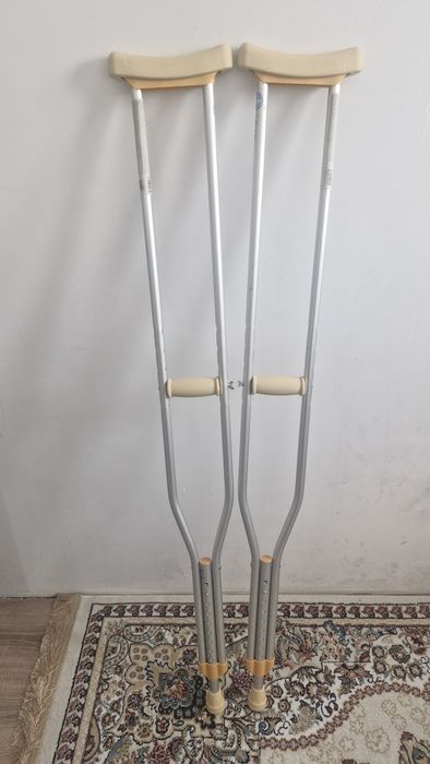 Тутор коленного сустава, костыли. Балдақ