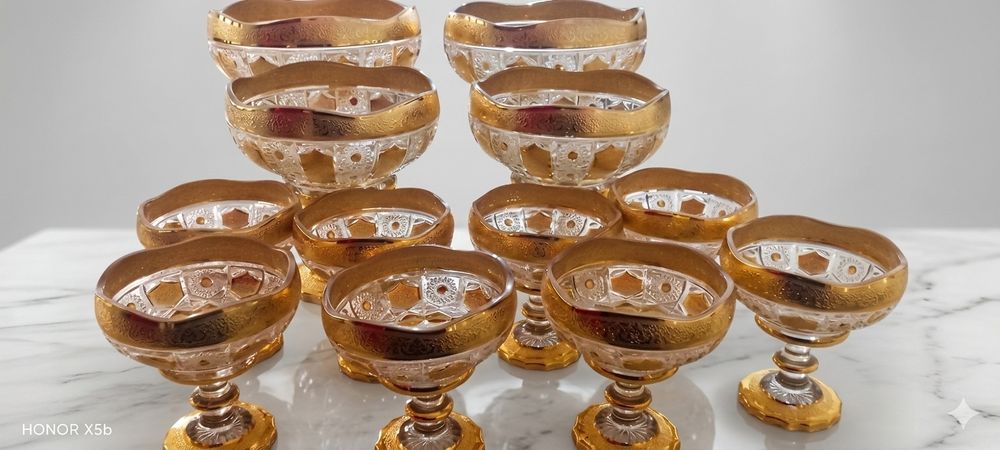 "Eksklyuziv: 12 kishilik tilla naqshli Bagema vazalar to'plami"