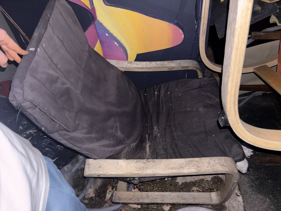 2 fotolii balansoar IKEA POÄNG din lemn stratificat cu pernă neagră confortabil pentru living terasă birou necesita curatare 70 lei bucata