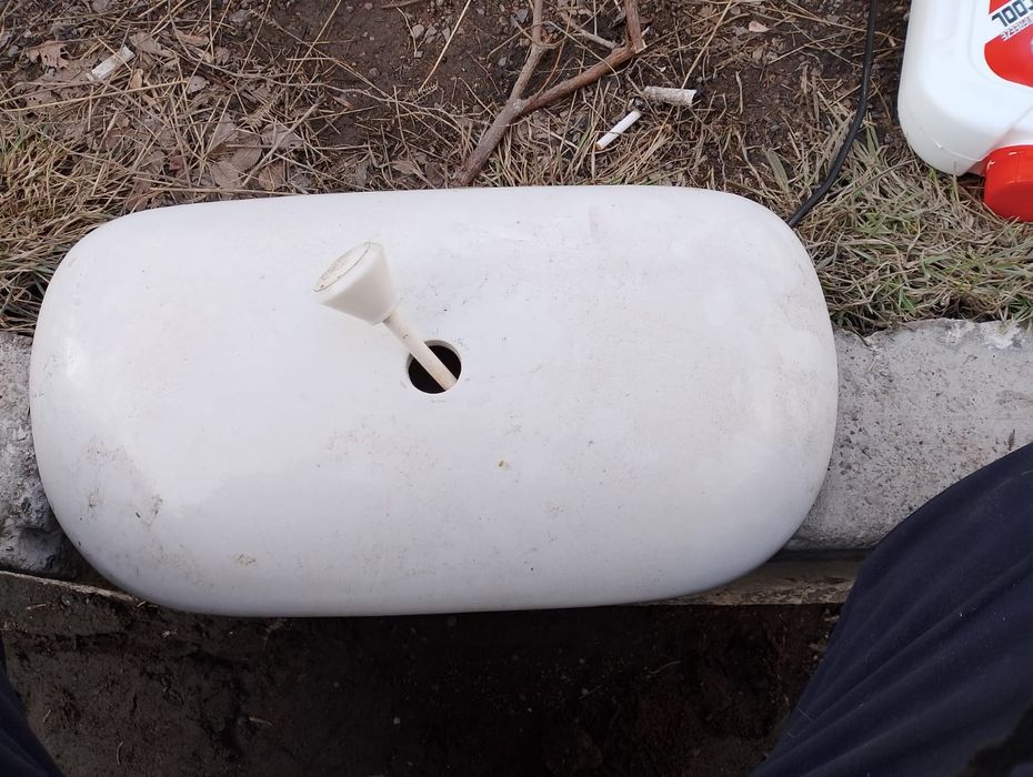 Крышка от бочка унитаза