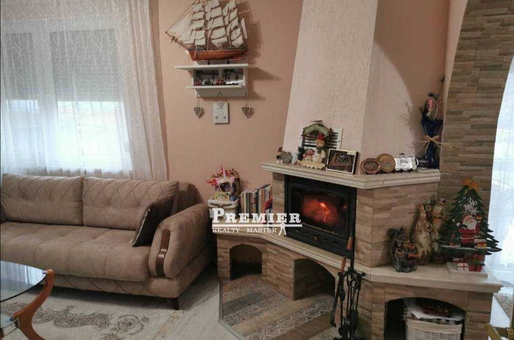 Двуетажна къща в центъра на село Кошарица