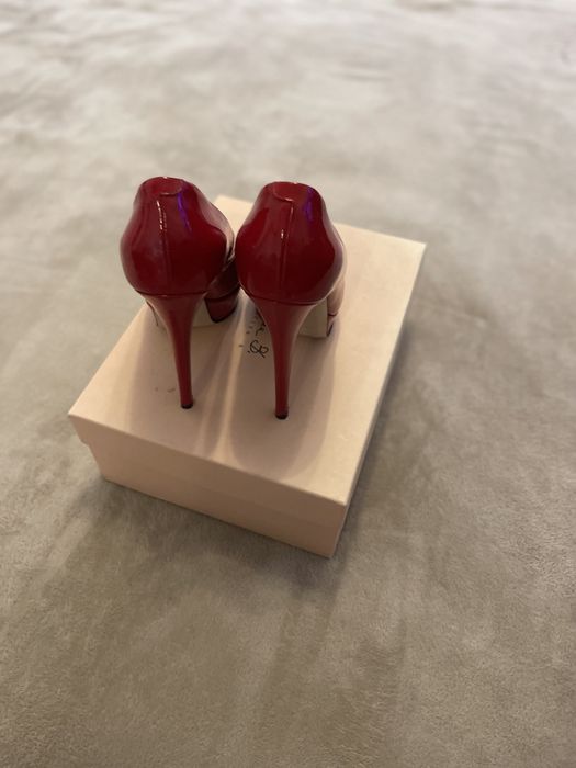 Pantofi cu toc din piele lăcuită