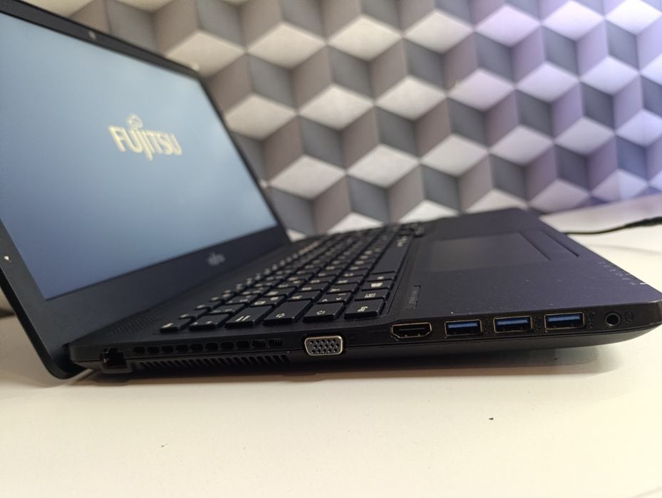 Laptop profesional Fujitsu model A556 Intel i5 6200u