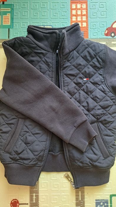 Куртка, ветровка.