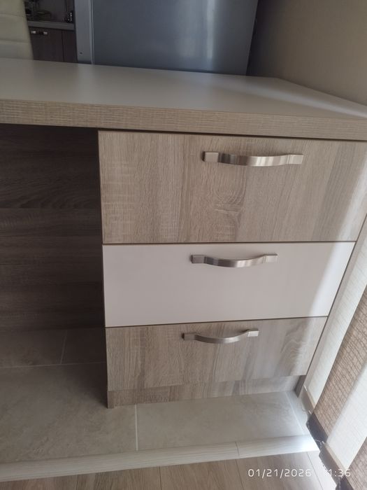 Масивна  дървена маса