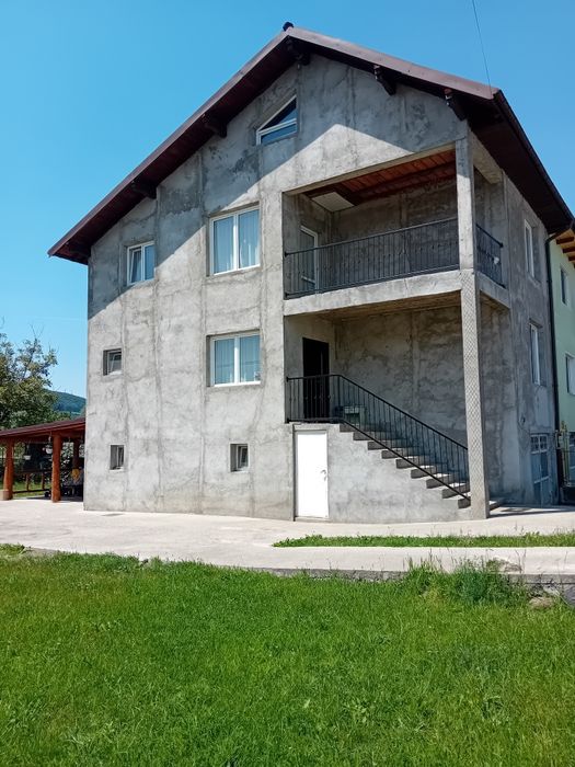 Casa si Magazin alimentar de vanza  pe strada Liviu Rebreanu