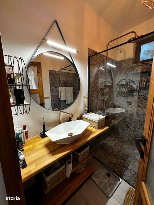 Proprietate independentă energetic format din 2 case si anexe