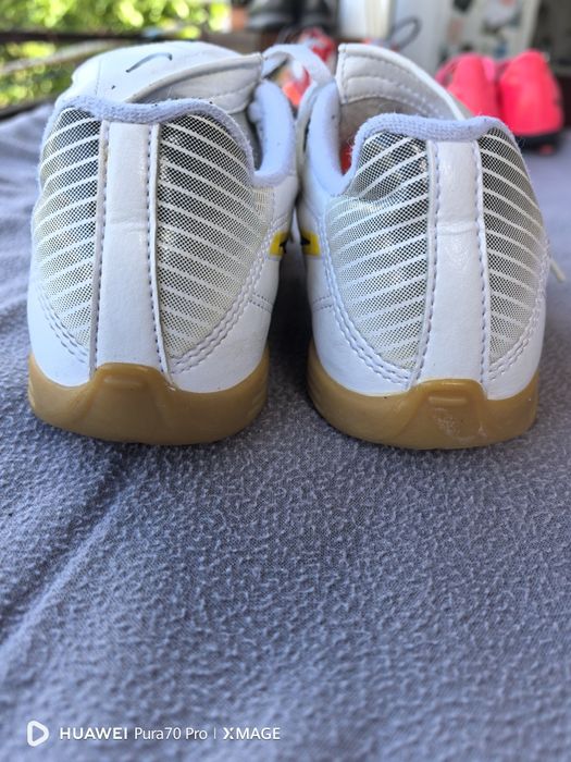 Футболни обувки за зала на nike номер 36 стелка 23см