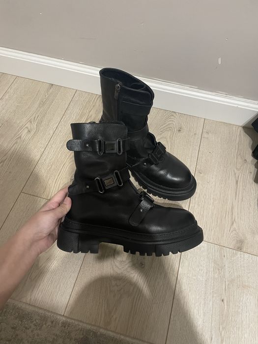 Черные зимние ботинки