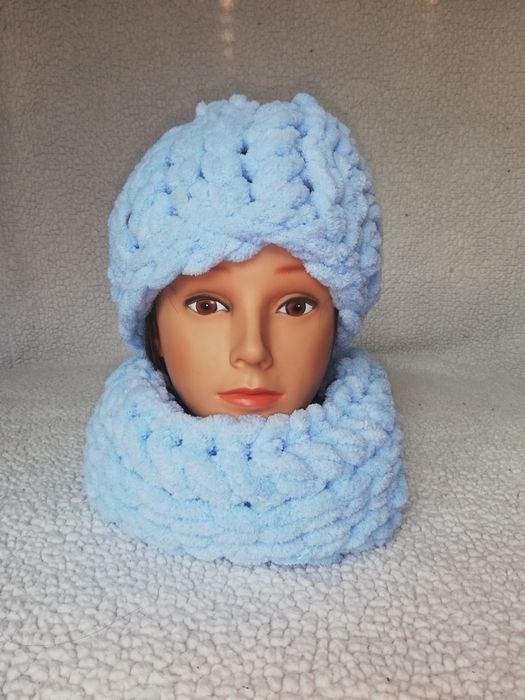 Шапки и шалове изработени ръчно от мека и плюшена прежда Ализе пуффи