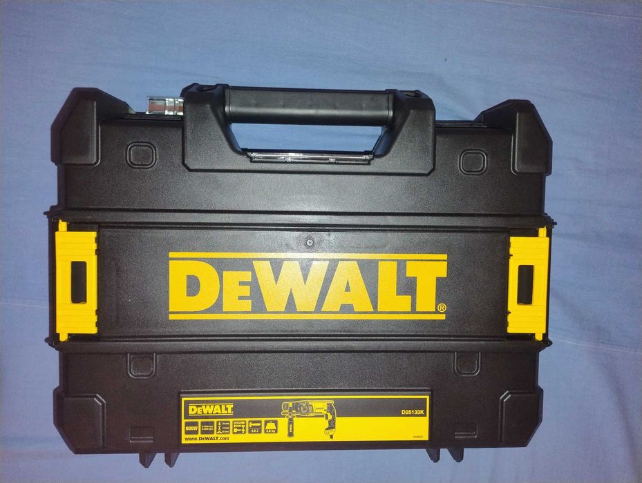 Ciocan rotopercutor SDS-Plus DeWALT D25133K, putere 800W, mandrina interschimbabila 13 mm, diametru maxim 26mm, 2.6 J, 0-1500 RPM,0-5500 BPM,
