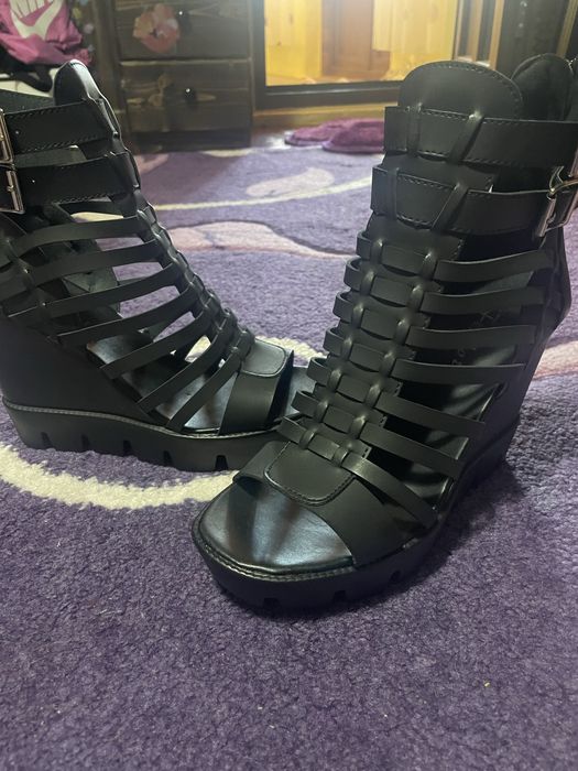 Sandale cu talpa inalta