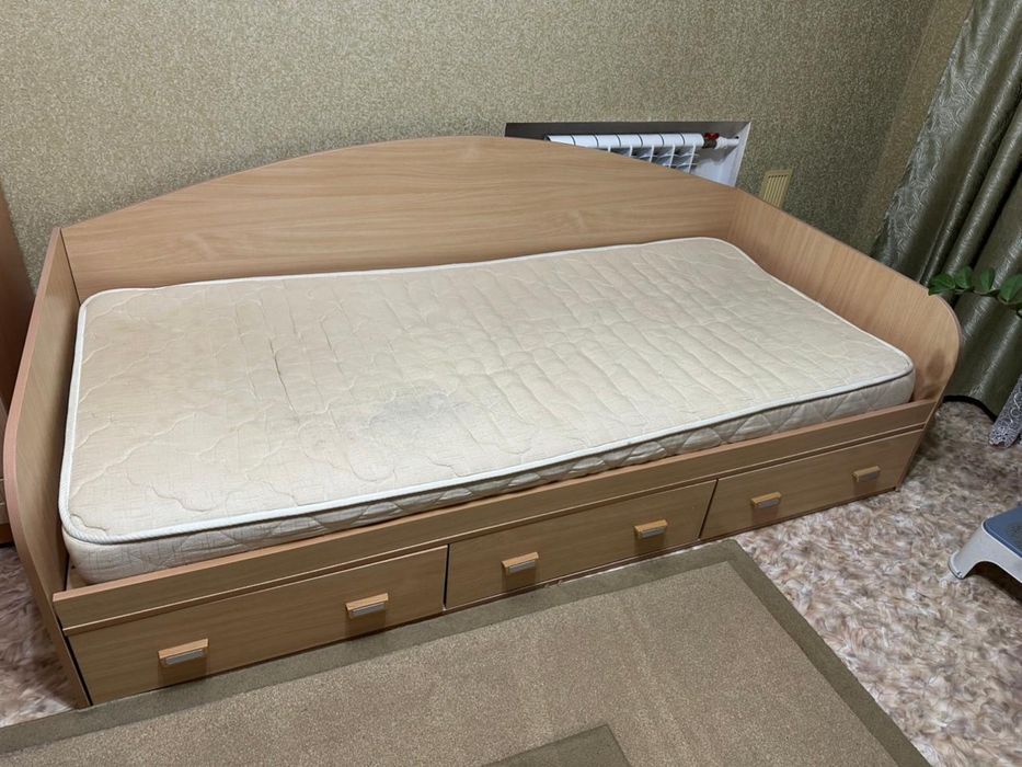 Кровать с выдвижными ящиками