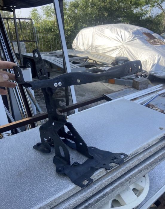 BMW G11/G12 калник желюзи и стойка за фар