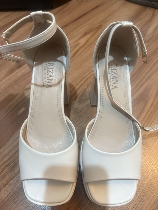 Продам босоножки