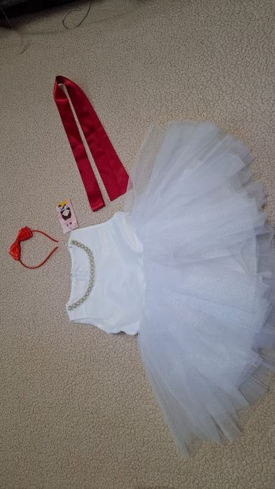 Белое платье для девочки с пышной юбкой