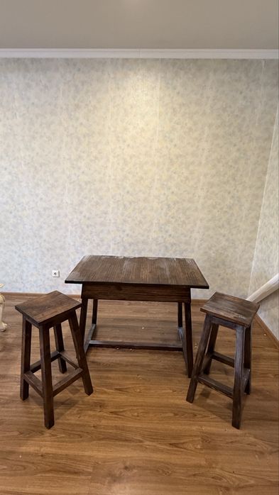Стол деревянный с двумя стульями