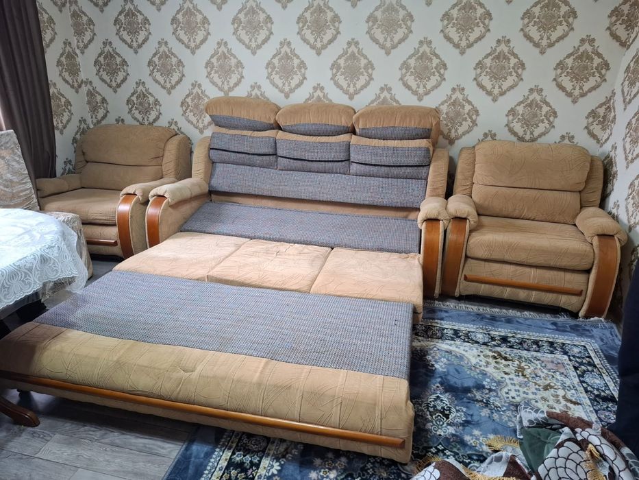 Диван и телевизор