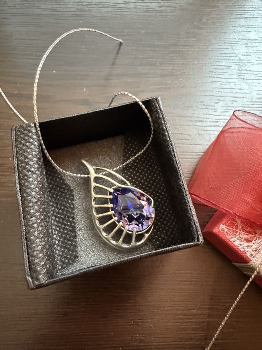 Сребърна висулка с камък