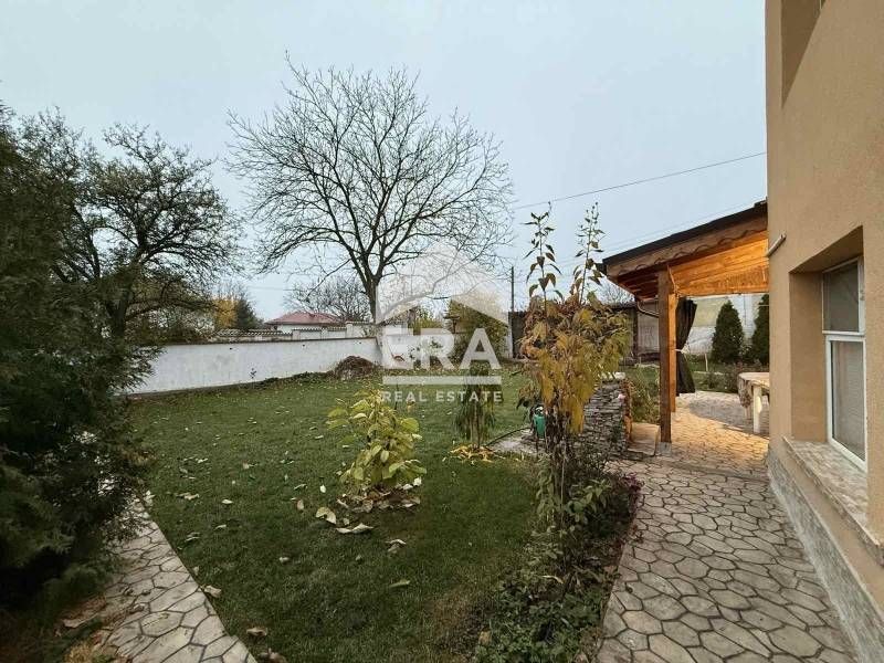 Еднофамилна къща с красиво озеленен двор в с. Веринско, община Ихтиман