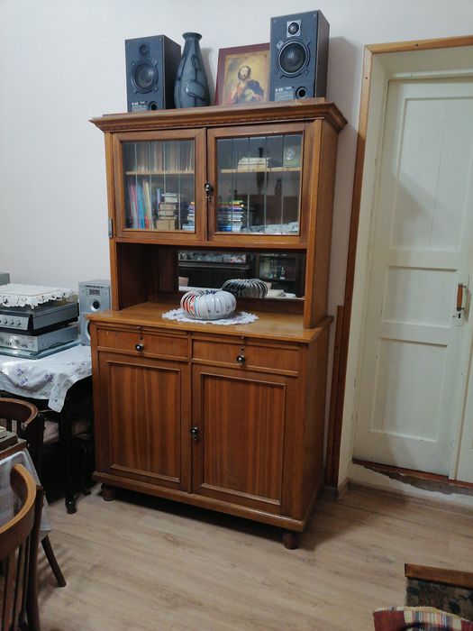 Шкаф буфет в хорошем состоянии