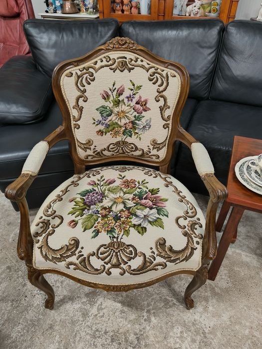 Комплект от две дъбови кресла с дърворезба и гобленова дамаска