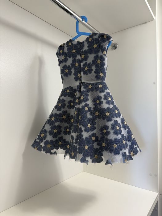 Детска рокля Petit Fleur – светлосиня с цветя – размер 4–5 години