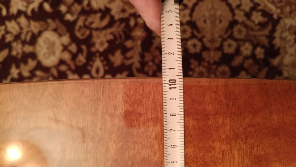 Холна маса, ретро. Лакиран и полиран фурнир, заоблени ъгли на плота.