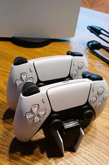 PlayStation 5 Digital Edition + 2 джойстика + зарядна станция