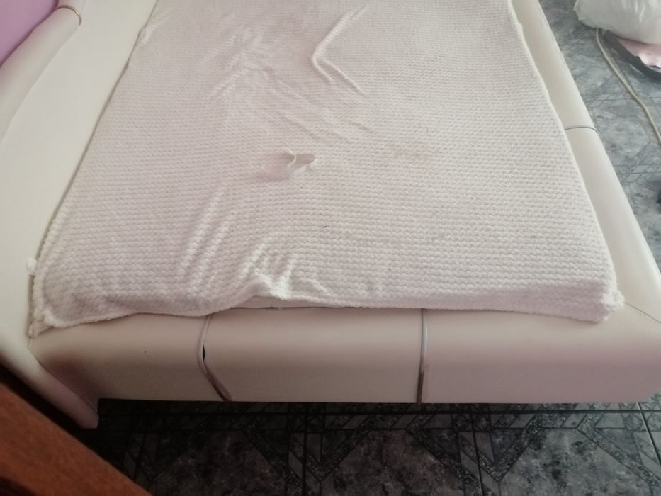 Бяла кожена приста