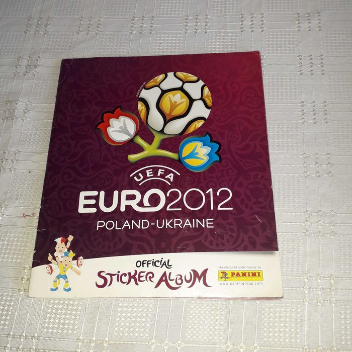 Albume de fotbal Panini + Trei pachete de carți de fotbal la ofertă