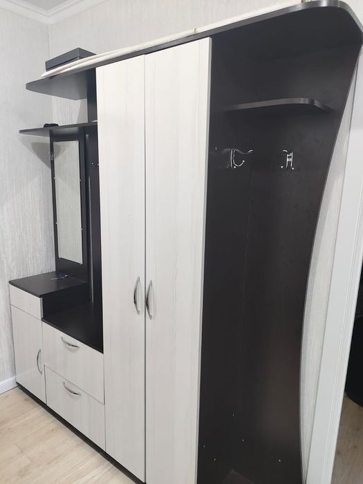 Продается прихожий шкаф