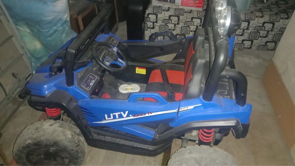 Продам детскую машинку на пульте управнения