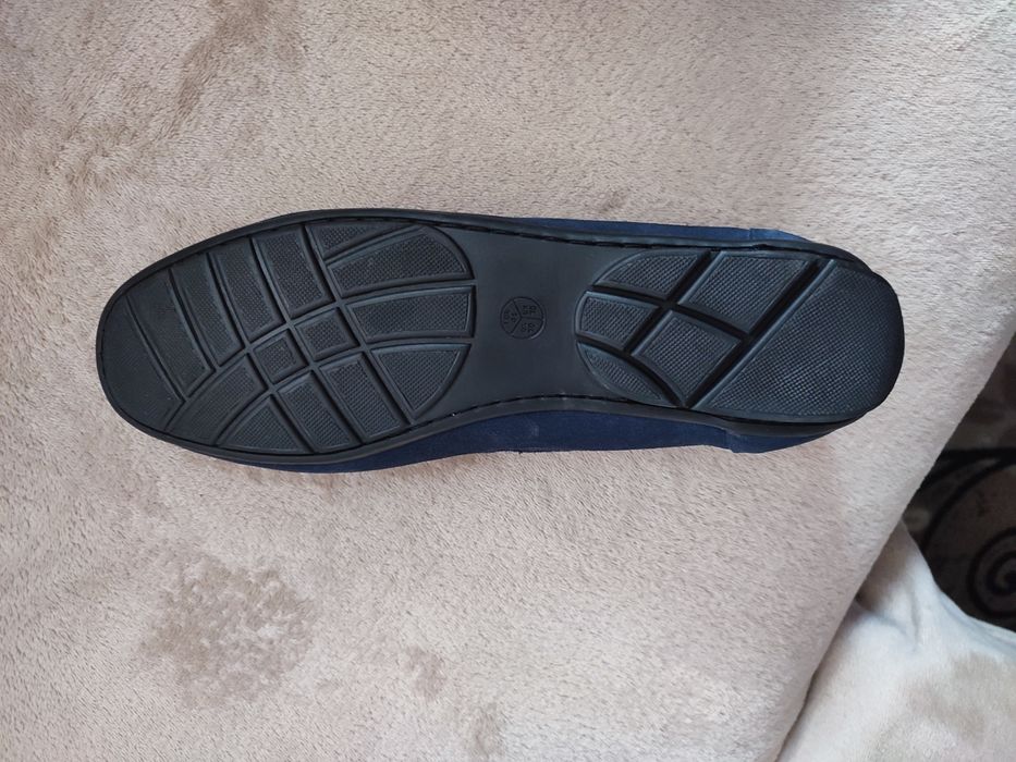 Чисто нови мокасини