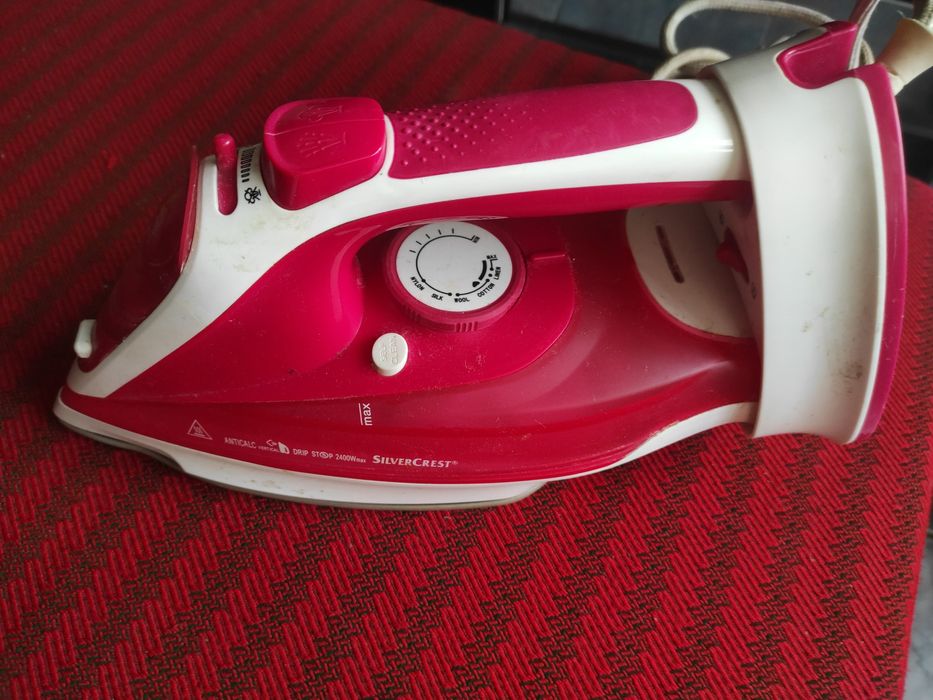 Fier de călcat 2400 W, cu talpă Tefal anticalcar, în stare perfectă de