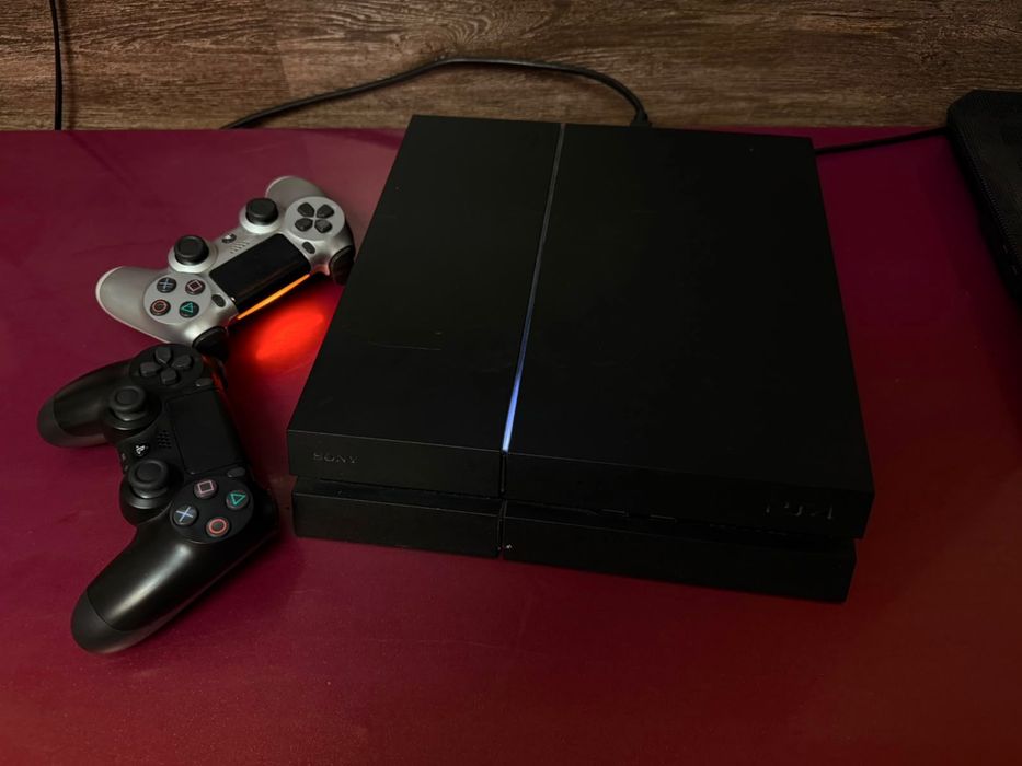 Playstation 4, с 2 джойстиками , есть торг