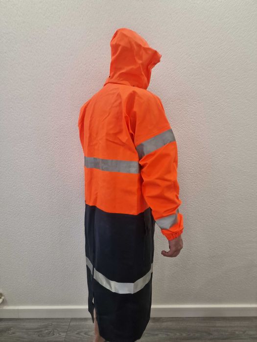 Плащ-дождевик с капюшоном