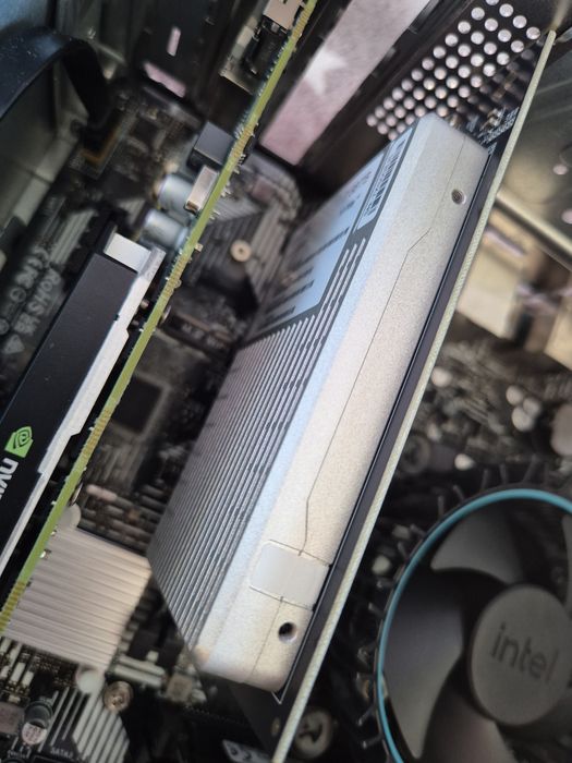 SSD 7.68TB Enterprise nou, U.2 Nvme, PCIe 4.0 x4 merge pe orice PC