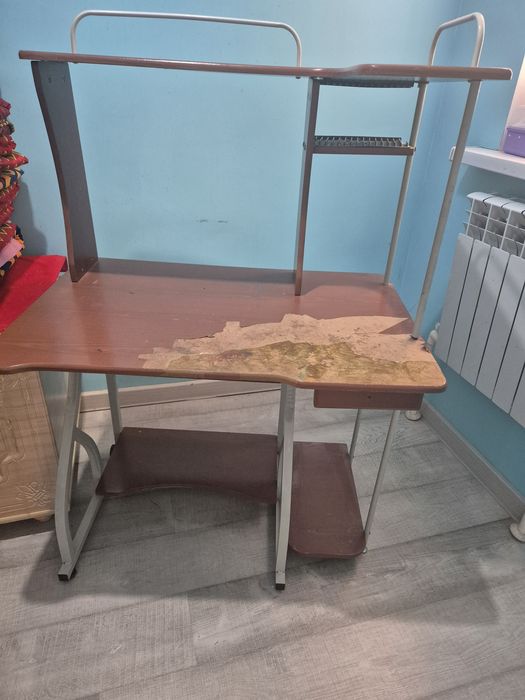 Отдам даром компьютерный стол