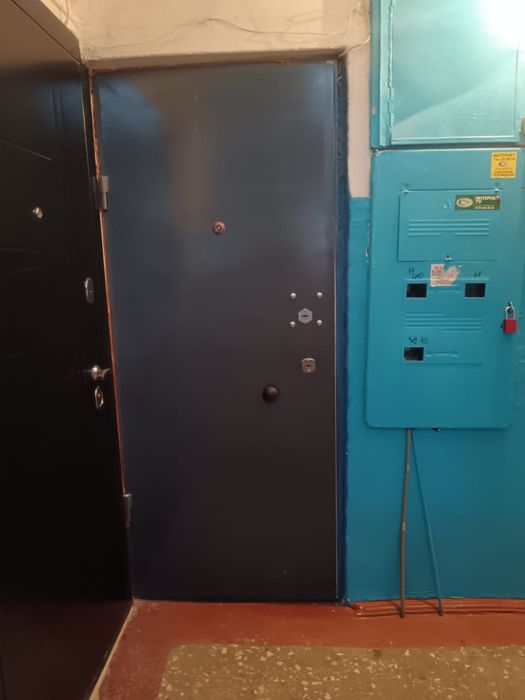 Продам входную металлическую дверь