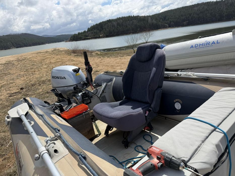 Лодка с двигател и колесар