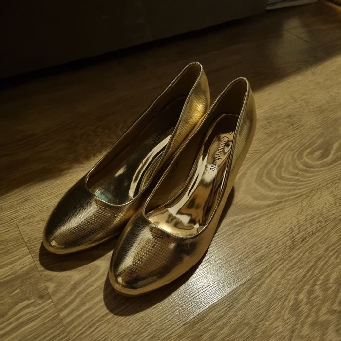 Pantofi cu toc. Auri