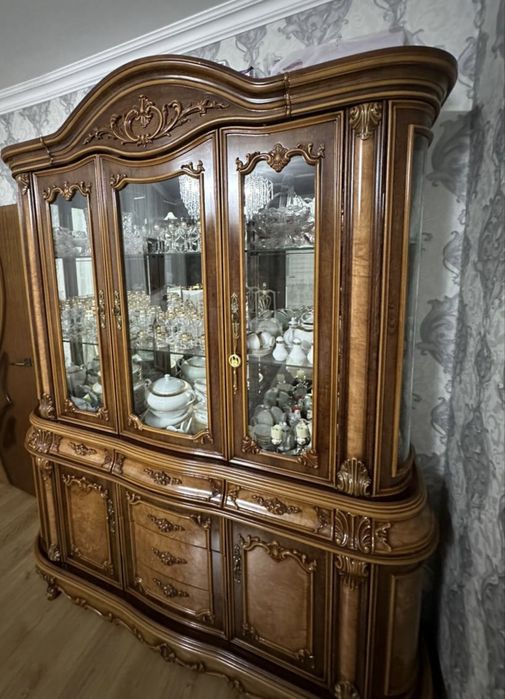 Продается шкаф-витрина для посуды