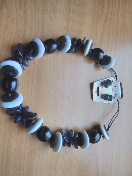 голям и много красив и стилен комплект гердан и обеци чисто нови