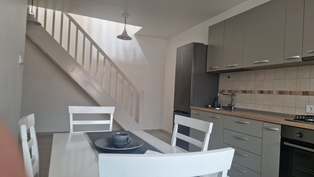 Închiriez apartament 2 camere- cu parcare Cntru