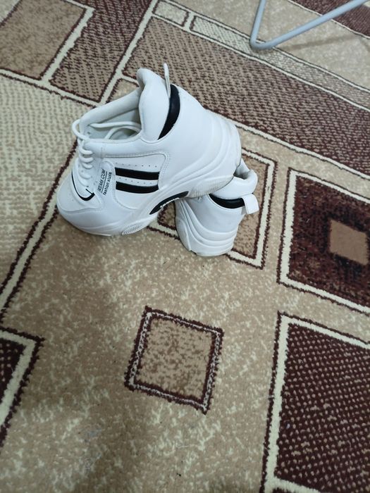 Продам красовки белые